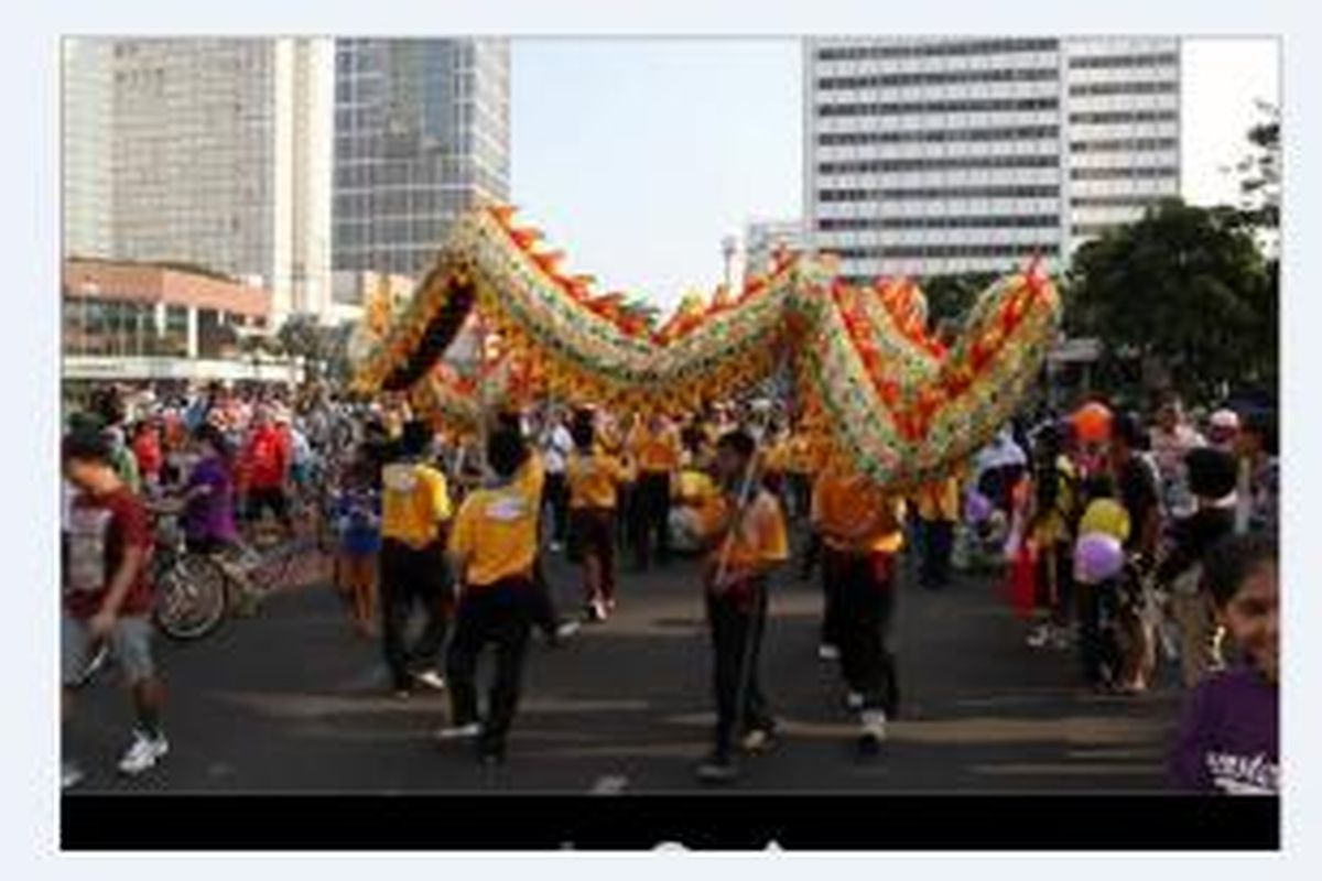 Aksi hiburan dari Comforta di acara Hari Pelanggan Nasional (Harpelnas) 2013 di Bundaran HI, Minggu (1/9/2013).