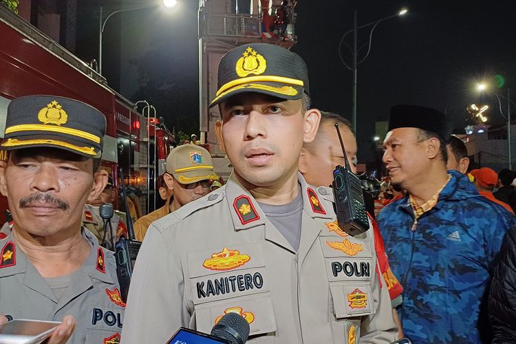Kapolsek Mampang Kompol David Yunior Kanitero saat ditemui wartawan di lokasi kebakaran toko bingkai, Kamis (18/4/2024). 