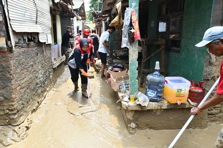 , relawan Pertamina Peduli turun membantu proses pembersihan lumpur sejak Selasa hingga Jumat (732025).
