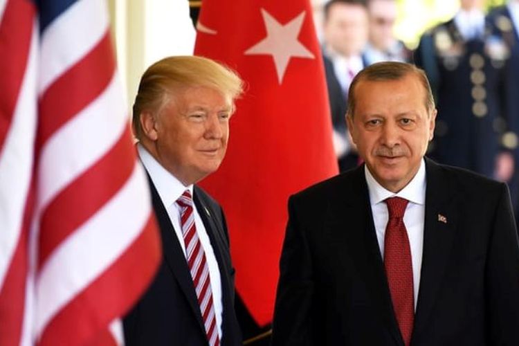 Presiden Amerika Serikat Donald Trump (kiri), ketika bersama Presiden Turki Recep Tayyip Erdogan dalam sebuah pertemuan di Gedung Putih Mei 2017.