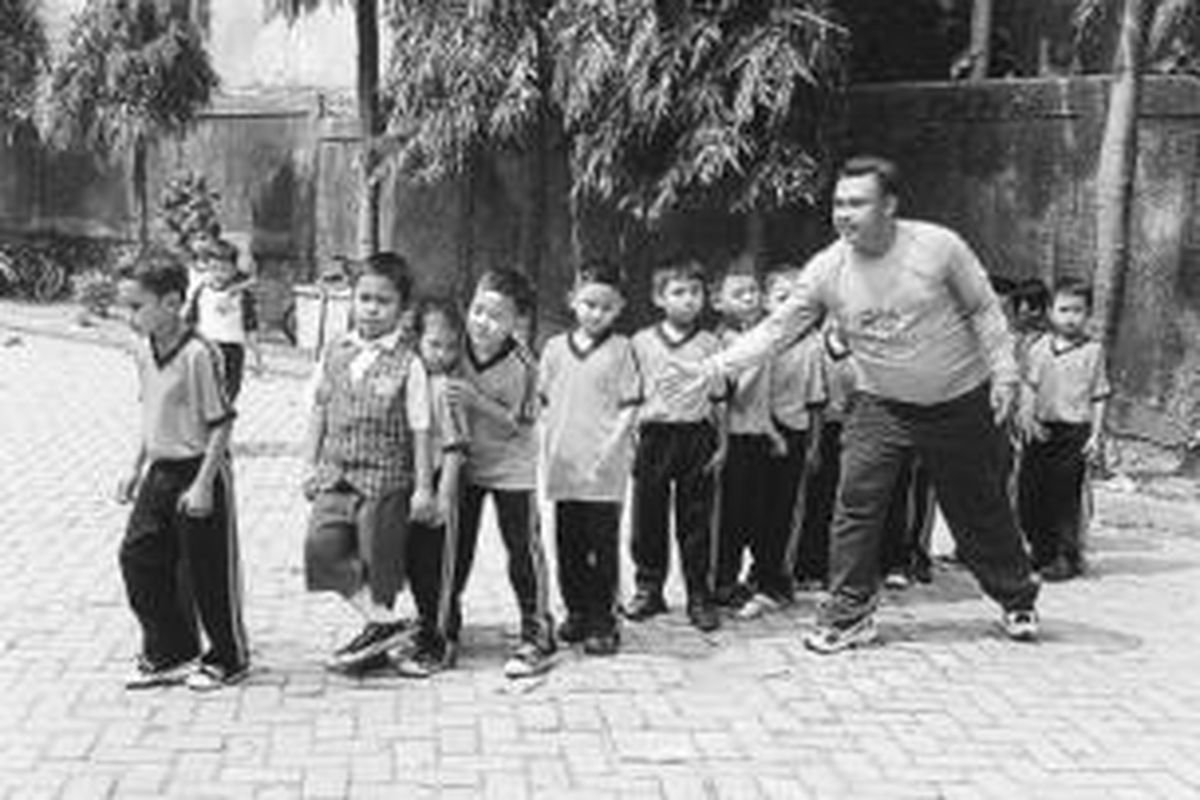 Marzuki (46), guru Olahraga SD Negeri Ciracas 3, Jakarta Timur, mengajar anak didiknya. Sudah 10 tahun, mantan atlet sepak bola ini mendambakan diangkat dari guru olahraga honorer menjadi pegawai negeri sipil.