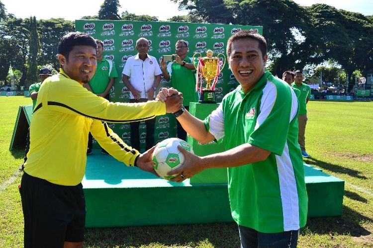  Wakil Wali Kota Makassar Dr. Syamsu Rizal MI, S.Sos. M.Si meresmikan pembukaan MILO Football Championship Makassar di Lapangan Hasanuddin, Sabtu (4/8). 