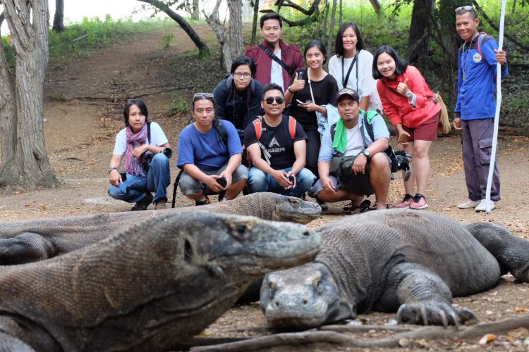 Wisatawan berfoto dengan komodo dan ranger Sulaiman di TN Komodo, Pulau Rinca, NTT.