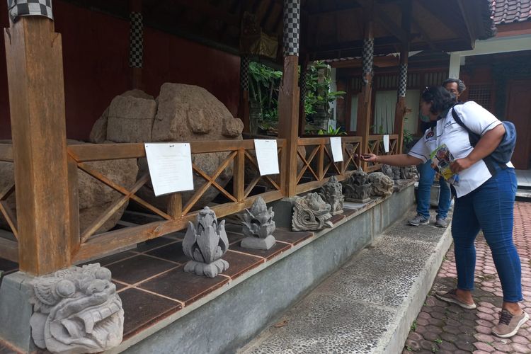 Wisatawan lokal menjajal wisata sejarah di Buleleng yang dikemas dalam peluncuran paket Singaraja City Tour.