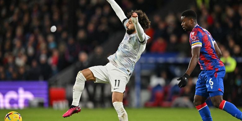 Winger Liverpool Mohamed Salah (kiri) dibayangi bek Crystal Palace Marc Guehi. Laga Crystal Palace vs Liverpool digelar di Stadion Selhurst Park, Minggu (26/2/2023) dini hari WIB.