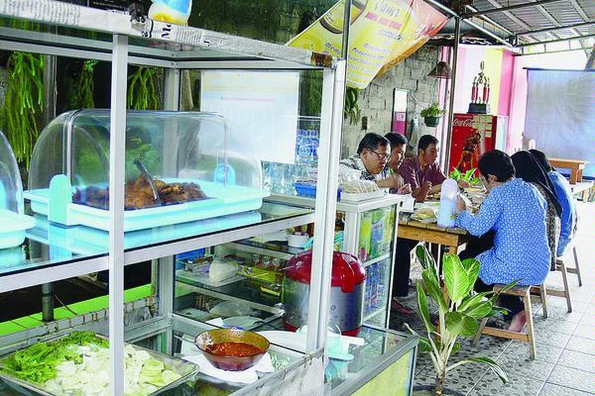Suasana makan siang di Tiktok Van Depok.
