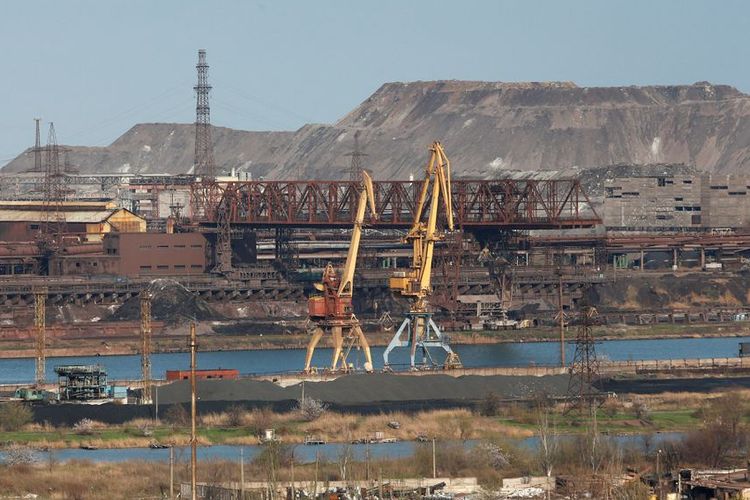 Pemandangan menunjukkan pabrik Pekerjaan Besi dan Baja Azovstal selama konflik Ukraina-Rusia di kota pelabuhan selatan Mariupol, Ukraina 22 April 2022.