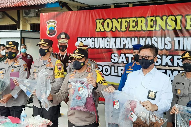 Polda Jateng ungkap kasus pembunuhan satu keluarga seniman di Rembang. Pengungkapan tersebut dilakukan di Mapolres Rembang, Kamis (11/2/2021) 