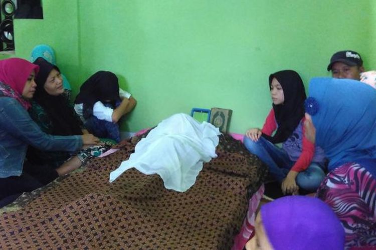 Suasana duka di rumah keluarga almarhum MA (8), Jumat  (17/2/2017).