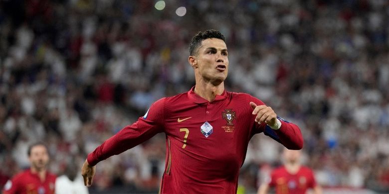 Pemain Portugal Cristiano Ronaldo melakukan selebrasi setelah mencetak gol penalti pada pertandingan UEFA EURO 2020 Group F antara Portugal dan Perancis di Puskas Arena, Budapest 23 Juni 23, 2021. (Photo by Darko Bandic / POOL / AFP)