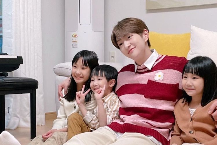 Onew SHINee dan anak-anak Kimbab Family.