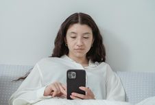 6 Kebiasaan Digital sebelum Tidur yang Diam-diam Bikin Susah Istirahat