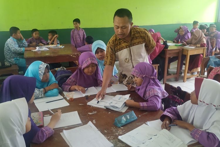 Guru honorer Panji Setiaji saat memberikan pelajaran kepada para murid kelas 4 SDN Babakan, Kecamatan Cibeureum, Sukabumi, Jawa Barat, Jumat (31/1/2020).