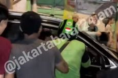 Sedan Hitam Diamuk Warga di Pasar Cengkareng, Diduga karena Serempet Warung