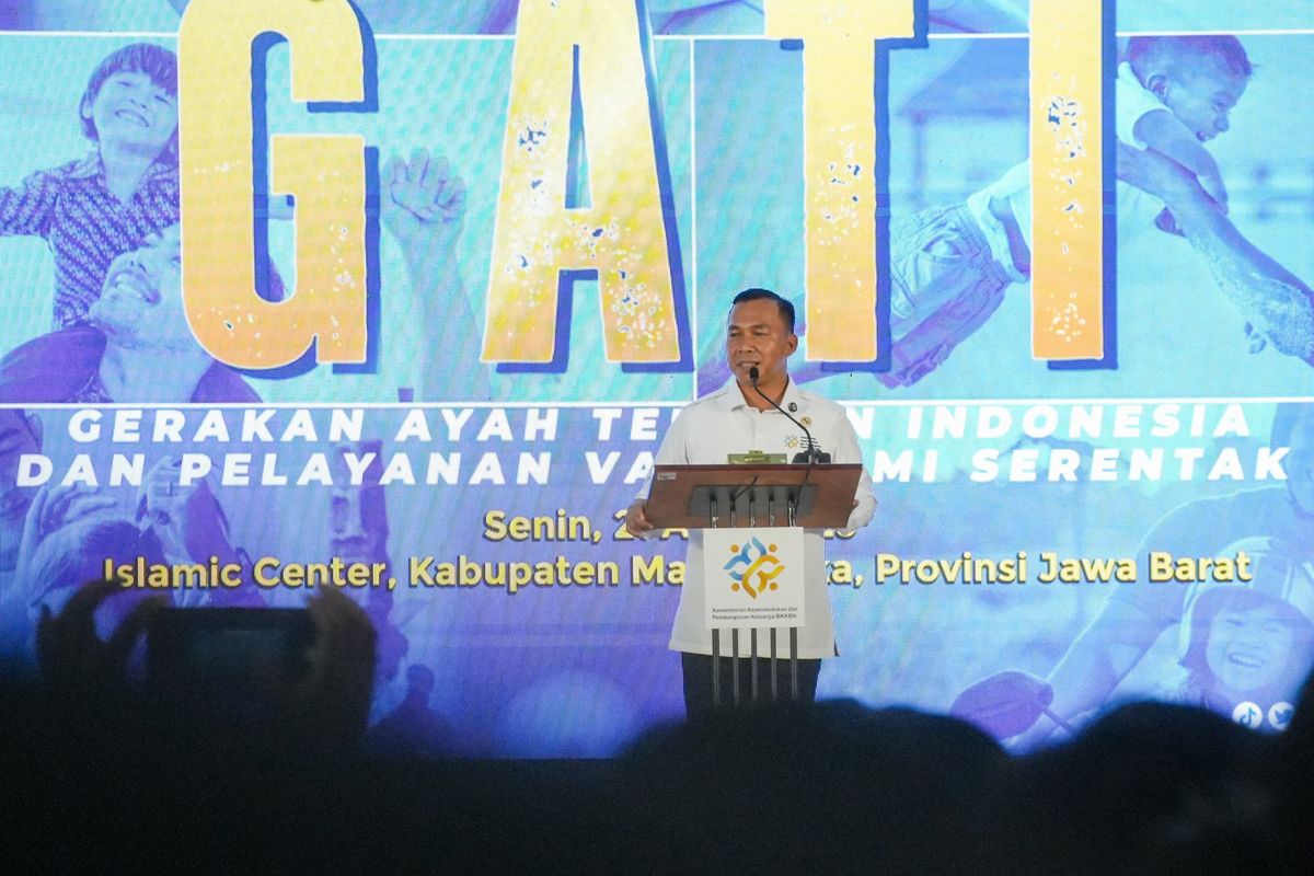 Mendukbangga/Kepala BKKBN Wihaji dalam peluncuran Gerakan Ayah Teladan Indonesia (GATI) di Gedung Islamic Center, Kabupaten Majalengka, Jawa Barat, Senin (21/4/2025).