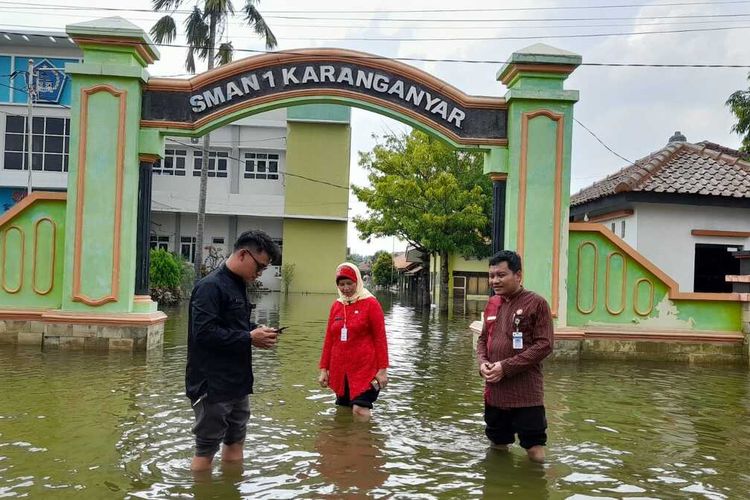 Disdikbud Jawa Tengah mengunjungi sekolah terdampak banjir di Kabupaten Demak, Kamis (15/2/2024).