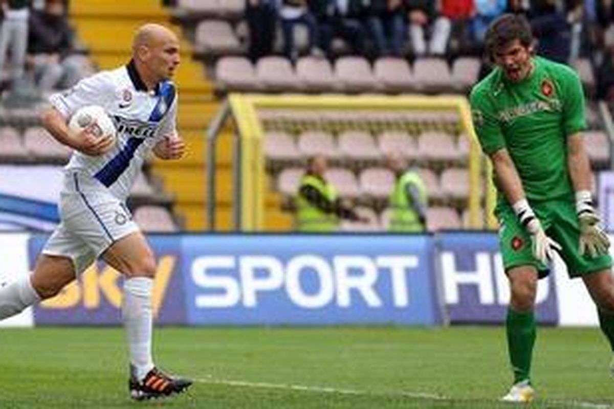 Gelandang Inter Milan, Esteban Cambiasso (kiri), merayakan golnya ke gawang Cagliari, pada pertandingan Serie-A, di Nereo Rocco, Trieste, Sabtu (7/4/2012).