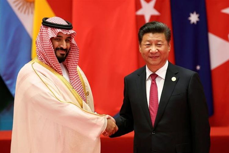 Putra Mahkota Arab Saudi Mohammed bin Salman (MBS) berjabat tangan dengan Presiden China Xi Jinping.