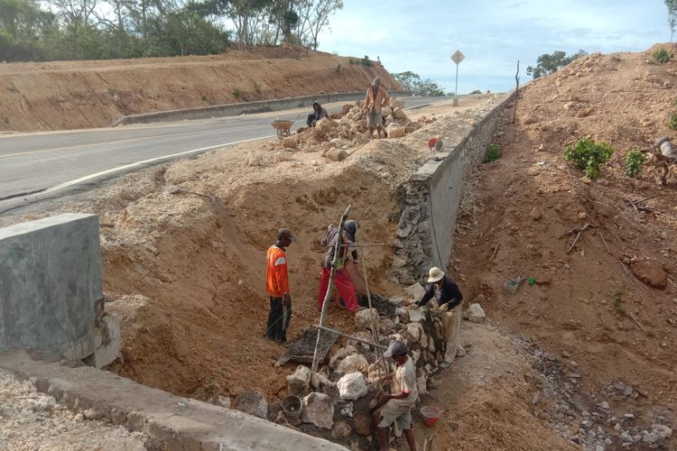 BPJN NTT memperbaiki Jalan yang Ambles di Pulau Semau.