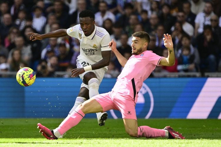 Penyerang Real Madrid Vinicius Junior beraksi dalam laga lanjutan Liga Spanyol musim 2022-2023 kontra Espanyol. Laga Real Madrid vs Espanyol berlangsung di Stadion Santiago Bernabeu pada Sabtu (11/3/2023) malam WIB.