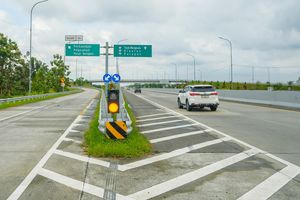Bukan Hiasan, Ini Fungsi Marka Bergaris Miring di Jalan Tol