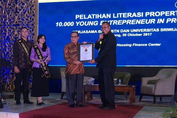 Direktur Utama PT Bank Tabungan Negara (Persero) Tbk, Maryono (nomor dua dari kanan), menerima sertifikat rekor Museum Rekor Indonesia (Muri) untuk pelatihan literasi properti dengan peserta terbanyak, di Universitas Sriwijaya, Palembang, Sumatera Selatan, Senin (30/10/2017)