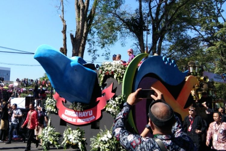 Presiden Joko Widodo saat menyapa warga dari atas kereta Pancasila pada Karnaval Kemerdekaan di Bandung, Sabtu (26/8/2017)