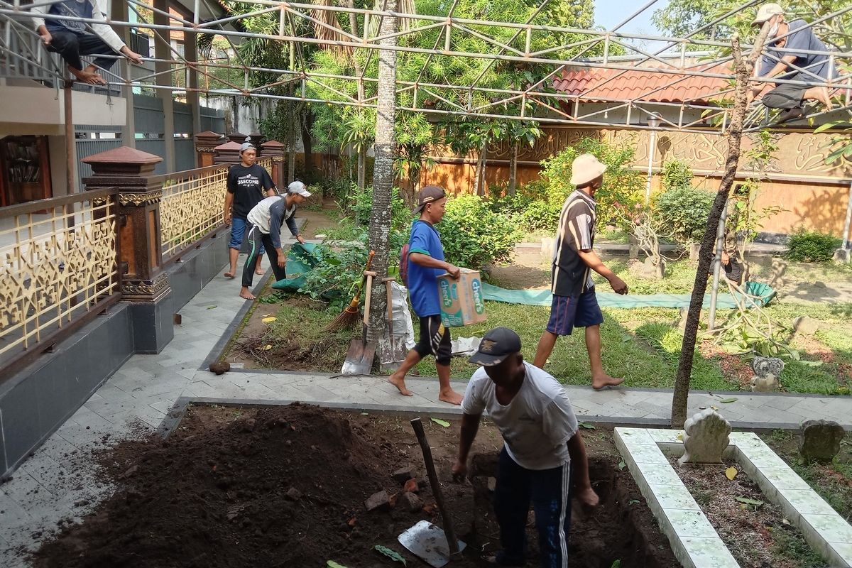 Persiapan pemakaman Adik kandung Gus Dur, Lily Chodijah Wahid atau yang akrab dipanggil Lily Wahid, di Pesantren Tebuireng, Jombang, Jawa Timur, Selasa (10/5/2022).