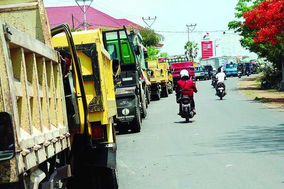 Sudah empat hari berturut-turut hingga Jumat (23/11), Kota Kupang, Nusa Tenggara Timur, dilanda kelangkaan bahan bakar minyak, terutama solar. Akibatnya, puluhan kendaraan, terutama jenis truk, bus, dan mobil tangki, membentuk antrean panjang di hampir 12 SPBU di kota itu.