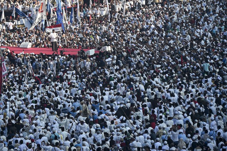 Cawapres nomor urut 02 Sandiaga Uno menyampaikan orasi politik saat kampanye akbar di Stadion Gelora Bung Karno, Senayan, Jakarta, Minggu (7/4/2019). ANTARA FOTO/Galih Pradipta/foc.