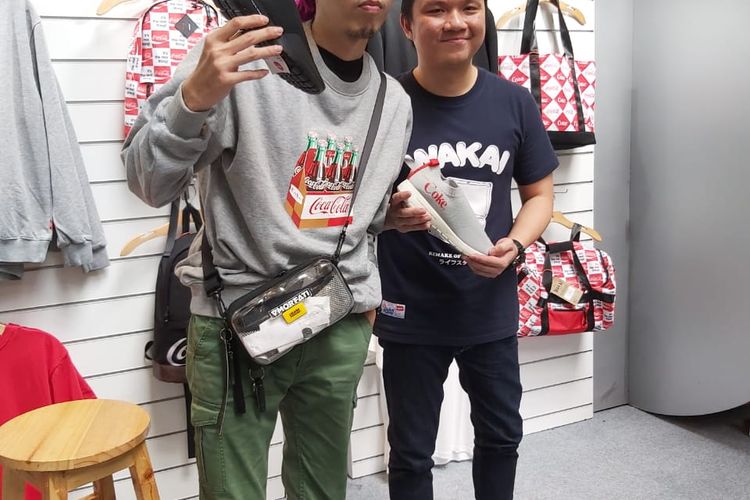Pengamat sneaker Dr.Tirta (kiri) dan General Manager Wakai Johan Sebastian (kanan) di acara peluncuran koleksi kolaborasi Wakai dan Coca Cola di mal Kasablanka Jakarta (27/2).