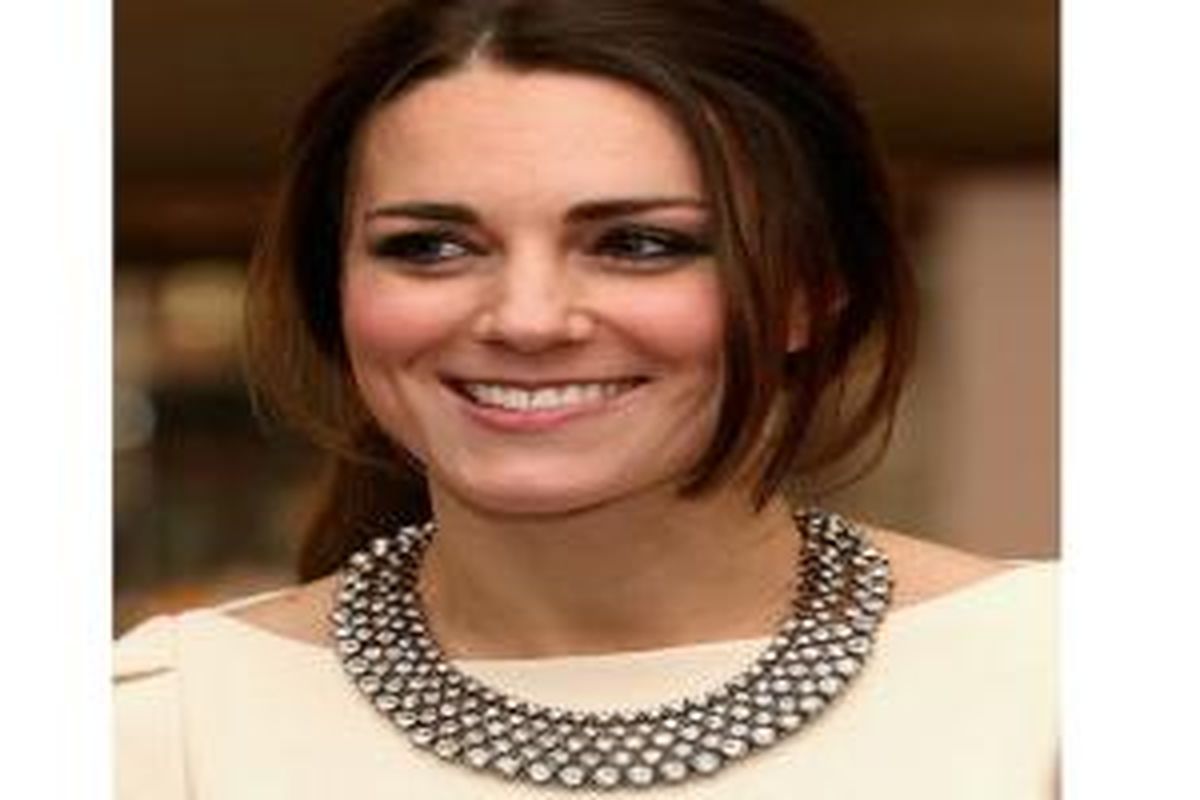 Kate Middleton dengan kalung Zara