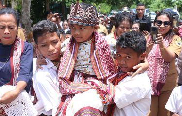 Nono saat tiba di kampung halamannya di Buraen, Kecamatan Amarasi Selatan, Kabupaten Kupang, Nusa Tenggara Timur (NTT) dan diarak teman-temannya