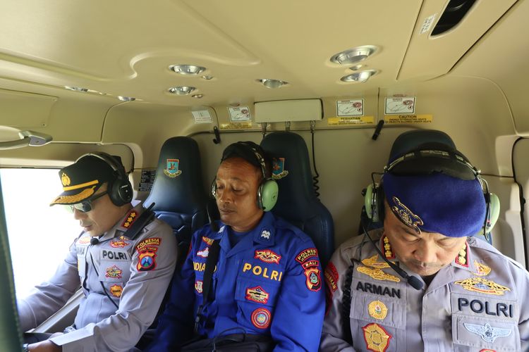 Polisi melakukan pantauan udara di Selat Bali yang menjadi lokasi tenggelamnya KMP Tunu Pratama Jaya