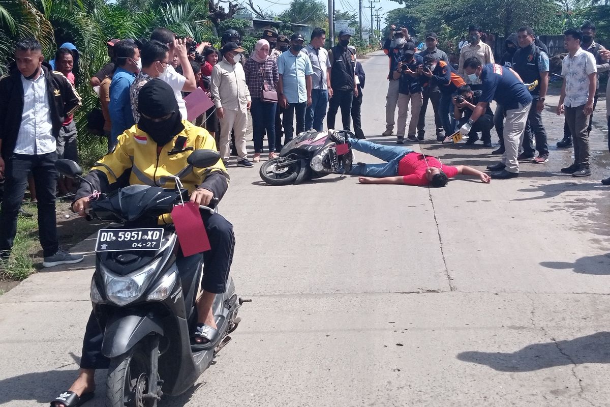 Rekontruksi kasus pembunuhan berencana terhadap pegawai Dinas Perhubungan (Dishub) Kota Makassar, Najamuddin Sewang kembali di lanjutkan di beberapa lokasi, Jumat (20/5/2022).