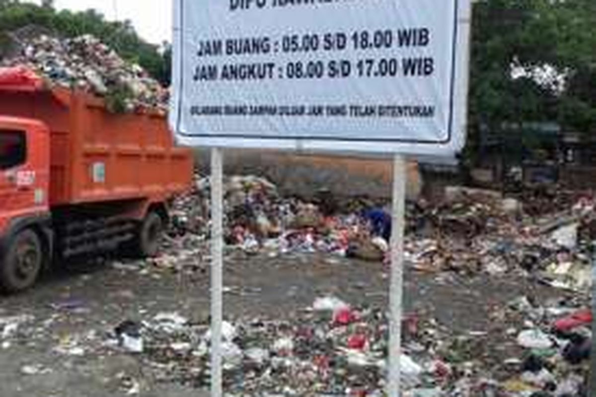 Warga mengeluhkan kondisi depo sampah Rawa Badak Utara, Koja, Jakarta Utara. 