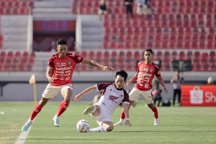 Duel perebutan bola dalam laga pekan kedelapan Liga 1 2023-2024 antara Bali United vs PSM Makassar di Stadion Kapten I Wayan Dipta, Jumat (11/8/2023).