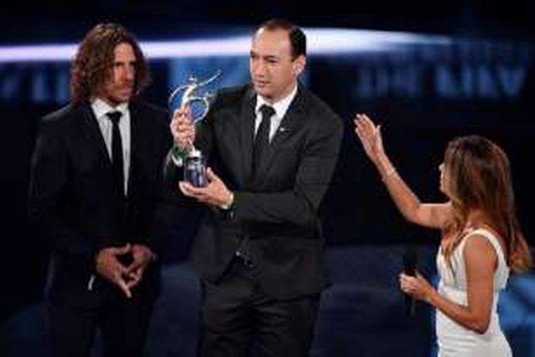 Chairman Atletico Nacional, Juan Carlos de la Cuesta, menerima FIFA Fair Play Award dari Carles Puyol pada FIFA Gala, Senin (9/1/2017). 