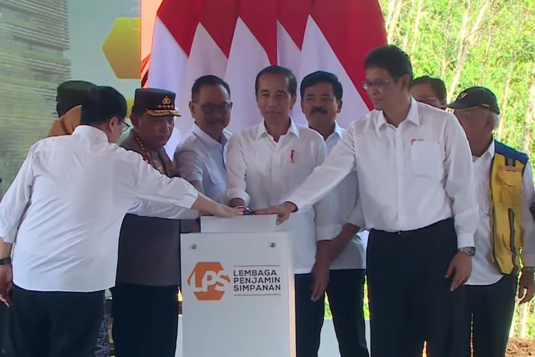 Presiden Joko Widodo (Jokowi) resmi memulai pembangunan Gedung Kantor Lembaga Penjamin Simpanan (LPS) di Ibu Kota Nusantara (IKN) pada Rabu (17/01/2024).