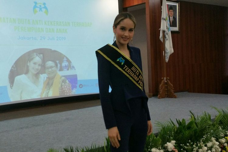 Cinta Laura usai ditunjuk sebagai Duta Anti Kekerasan Terhadap Perempuan dan Anak di gedung Kementerian Perlindungan Perempuan dan Anak, jalan Medan Merdeka Barat, Jakarta Pusat, Senin (29/7/2019).