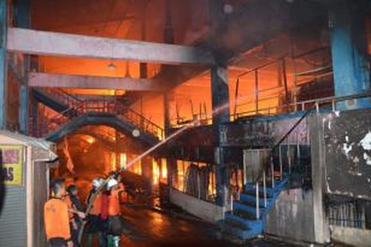 Pasar Induk Wonosobo, Jawa Tengah, terbakar, Senin (22/12/2014) dini hari.