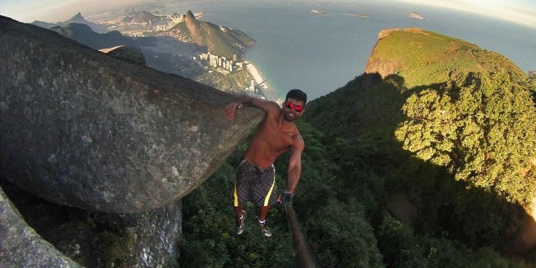 Hugo Gonçalves melakukan selfie ekstrem di gunung Pedra da Gavea, Brasil. 