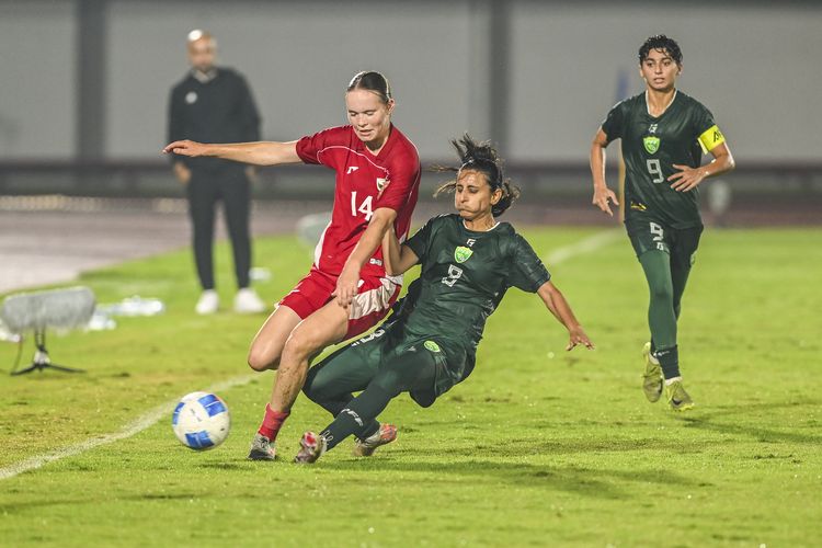 Pemain Timnas Putri Indonesia Isa Guusje Warps (kiri) berusaha melewati hadangan pesepak bola Timnas Putri Pakistan Aqsa Mushtaq (tengah) dan Suha Hirani (kanan) saat pertandingan kualifikasi Piala Asia Wanita 2026 Grup D di Stadion Indomilk Arena, Kabupaten Tangerang, Banten, Rabu (2/7/2025). Timnas Putri Indonesia kalas atas Timnas Putri Pakistan dengan skor 0-2. ANTARA FOTO/Galih Pradipta/bar