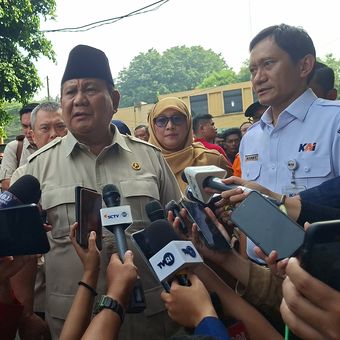 Presiden RI, Prabowo Subianto saat memberikan keterangan kepada wartawan usai menjenguk korban kecelakaan KA Argo Bromo dengan KRL Commuter Line di RSUD Kota Bekasi, Selasa (28/4/2026)