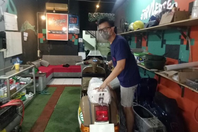 Helmy Andhika, pemilik bengkel vespa klasik dibilangan Pamualng, Tangerang Selatan yang turut kena imbas PHK karena pandemi Covid-19