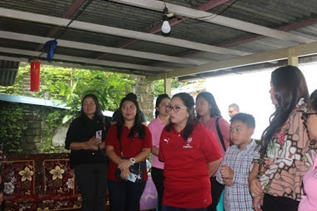 Kumpulan ibu anggota PKK Sulawesi Utara bersama pengurus Dharma Wanita Persatuan (DWP) menyerahkan bantuan logistik untuk korban bencana banjir dan tanah longsor di Manado, Sulawesi Utara, Minggu pagi (3/2/19).