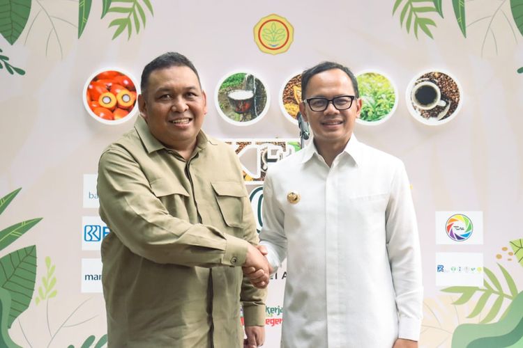 Direktur Jenderal Perkebunan (Dirjenbun) Andi Nur Alam Syah dan Wali Kota (Walkot) Bogor Bima Arya dalam acara Semarak Perkebunan Nasional (Skena) yang berlangsung pada 19 April hingga 21 April 2024 di Bogor.
