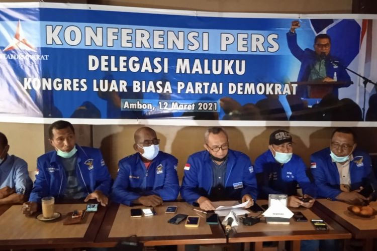 Mantan Plt Ketua DPC Partai Demokrat Kota Ambon, Markus Pentury bersama sejumlah mantan kader Partai Demokrat yang ikut Kongres Luar Biasa (KLB) di Deli Serdang memberikan keterangan kepadamu watawan di Ambon, Jumat (12/3/2021).