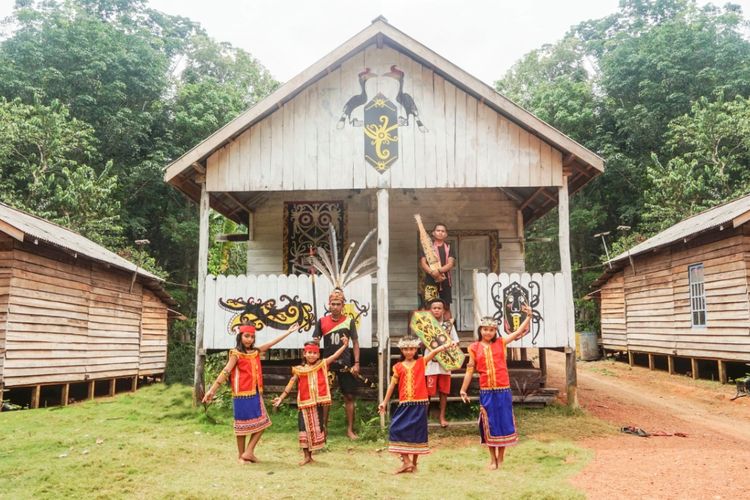 Kelompok seni kendang tar Dusun Tanjung, Desa Mekar Utama, Kecamatan Kedawangan, Kabupaten Ketapang, Kalimantan Barat. 