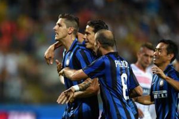 Para pemain Inter Milan merayakan gol kedua Stevan Jovetic ke gawang Carpi, Minggu waktu setempat atau Senin (31/8/2015) dini hari WIB.